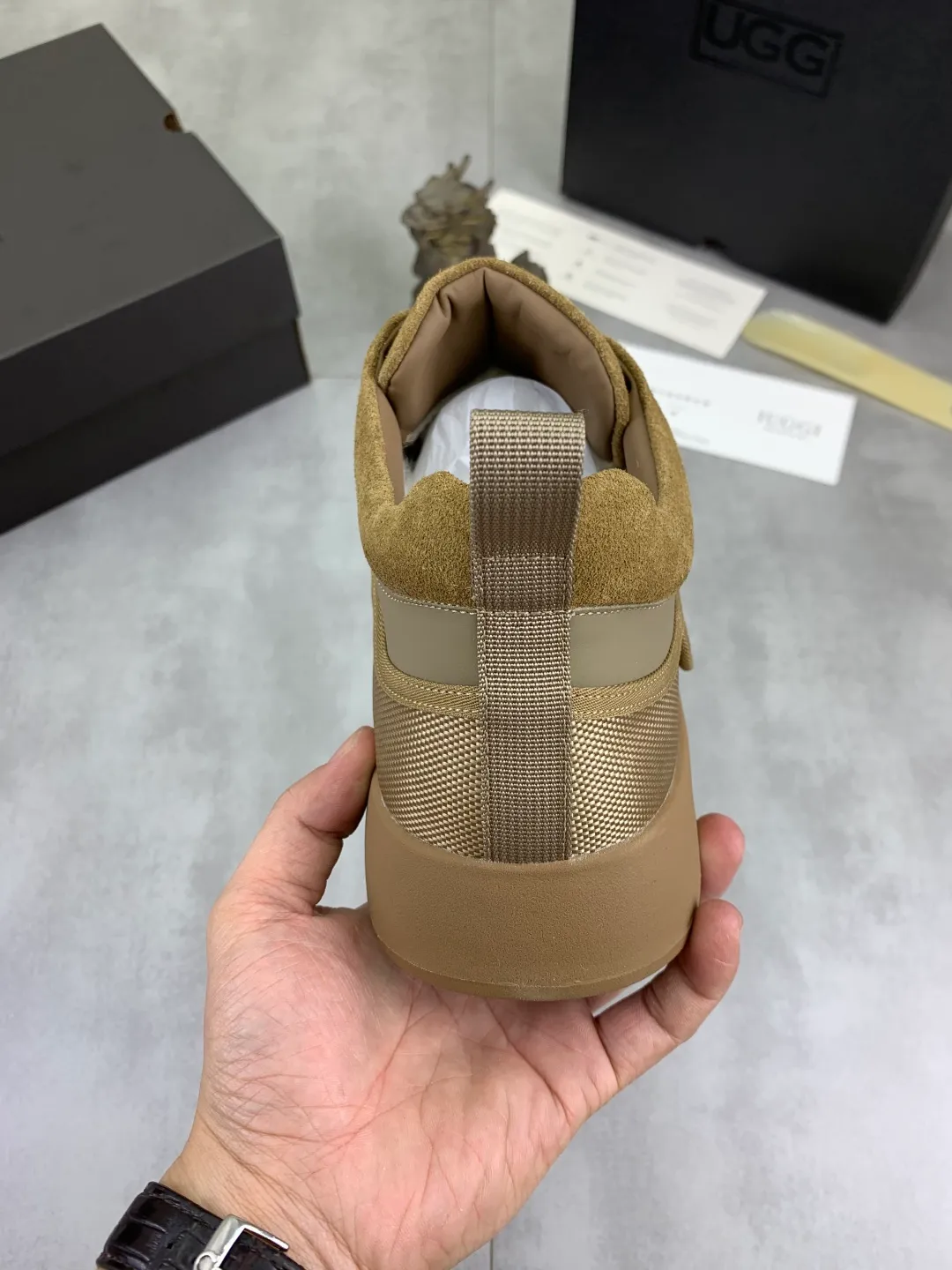 Men's shoes 💰P640 New arrival 🆕🆕🆕 New IUGGI men's shoes. Real cowhide on the outside. Australian wool on the inside. Lightweight and easy to put on. The brand logo has a high-end feel. Men's style! Men's style! Retro outdoor shoes are rarely seen on the market. They look great on the feet. Mainly because they are so stylish. Color: black, gray, maroon. Size: 39-44 999-20